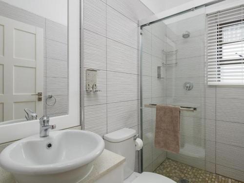 Koupelna v ubytování Beachfront Luxury Villa - Private Pool & Sunset Views
