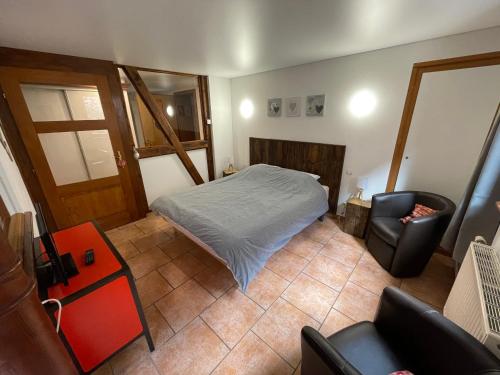 une petite chambre avec un lit et une chaise dans l'établissement Apartment Cali Elina, à Riquewihr