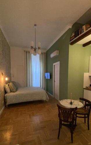 Un dormitorio con una cama y una mesa en una habitación. en Casa Margherita, en Nápoles