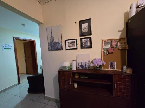 Μια τηλεόραση ή/και κέντρο ψυχαγωγίας στο Cozy pods near dxb