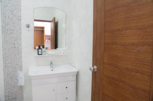 a bathroom with a sink and a mirror at Mam Kaibae Hotel in Ko Chang