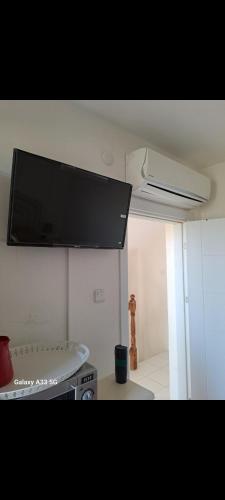 een keuken met een tv aan het plafond bij Şampiyon butik otel in Ayazment