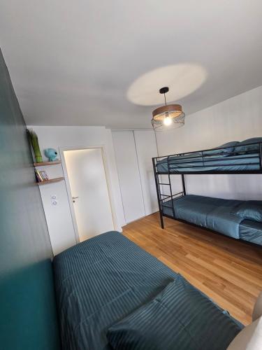 - une chambre avec 2 lits superposés et un canapé dans l'établissement BrandNEW Duplex Penthouse 7pers à proximité Disneyland Paris, à Montévrain