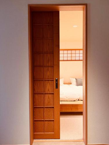 Una cama o camas en una habitación de 博厚書院上宮HAKUKOU KAMIMiYA