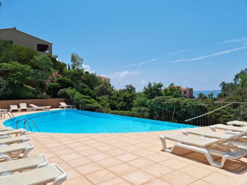 - une piscine bordée de chaises longues dans l'établissement Sea view flat 5 minutes from the beach, à Théoule-sur-Mer