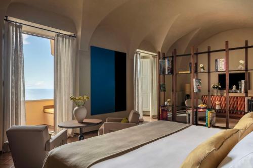 Кровать или кровати в номере Anantara Convento di Amalfi Grand Hotel