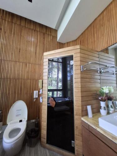 Ένα μπάνιο στο One House Luxury Home Unit2