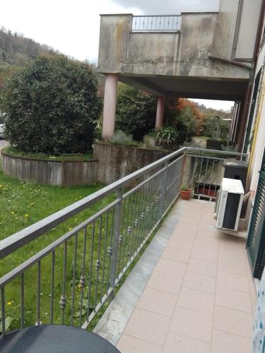 a balcony of a house with an overpass at La casa nella Valle in Monti di Licciana Nardi