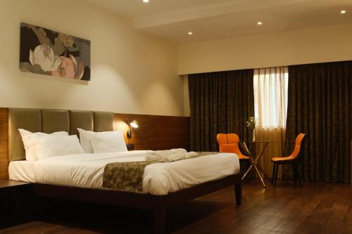 Postel nebo postele na pokoji v ubytování Sunstone Suites
