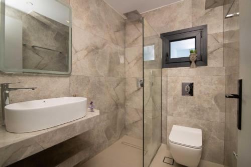 Ένα μπάνιο στο Kozakos Villas with private swimming pools
