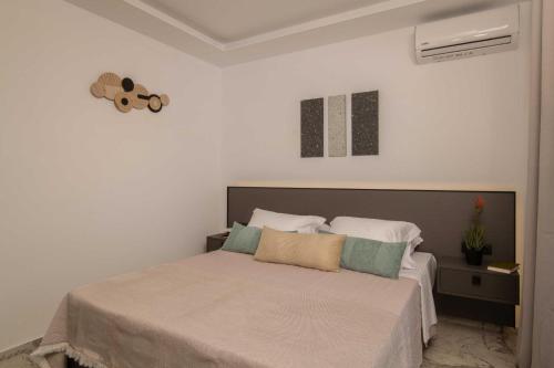 Ένα ή περισσότερα κρεβάτια σε δωμάτιο στο Kozakos Villas with private swimming pools