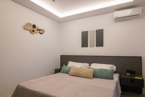Ένα ή περισσότερα κρεβάτια σε δωμάτιο στο Kozakos Villas with private swimming pools