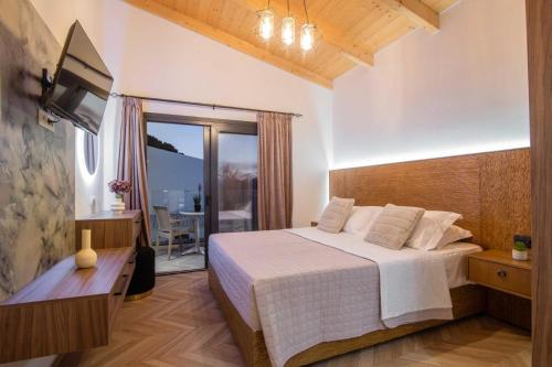 Ένα ή περισσότερα κρεβάτια σε δωμάτιο στο Kozakos Villas with private swimming pools