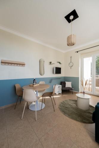 Televisyen dan/atau pusat hiburan di Résidence Château d'Acotz - Appartements avec piscine à 300m des Plages & Océan