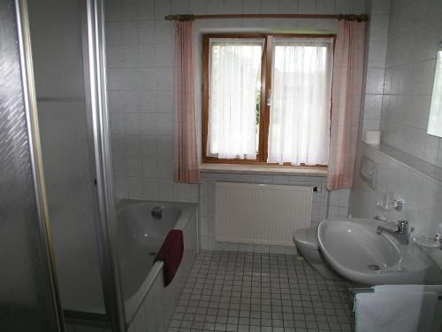 Koupelna v ubytování Gästehaus Gutensohn