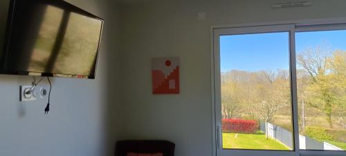 Cette chambre dispose d'une fenêtre offrant une vue sur la cour. dans l'établissement Location circuit 24h, à Yvré-lʼÉvêque