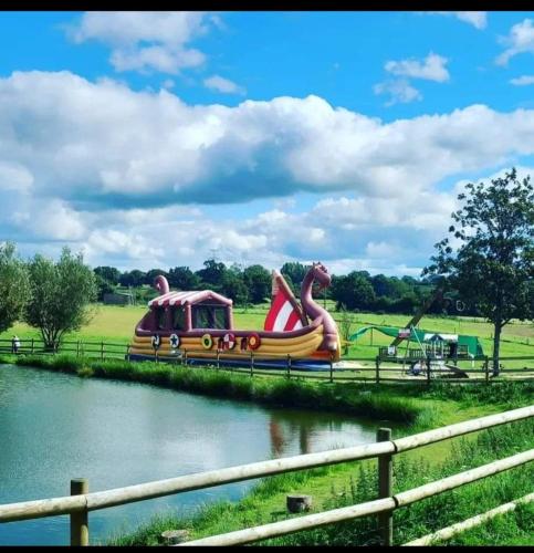 un rouleau dans un parc sur une rivière dans l'établissement Stéphanie, à Litteau