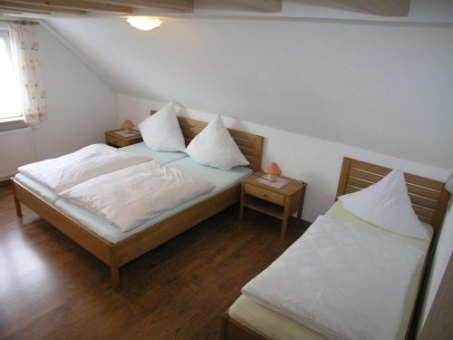 Postel nebo postele na pokoji v ubytování Gästehaus Gutensohn