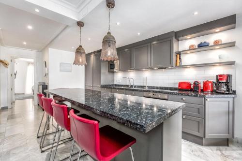 3 bed duplex by Puerto Banus, Marbella, 3 pools, Sea views