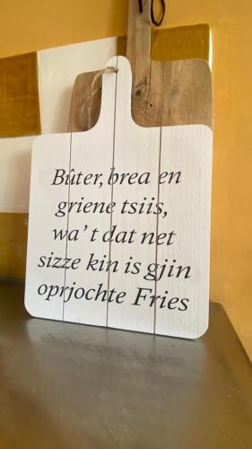 a sign sitting on top of a table at B&B NR6 in Herbaijum