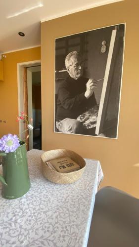 a picture of a man in a mirror on a table at B&B NR6 in Herbaijum