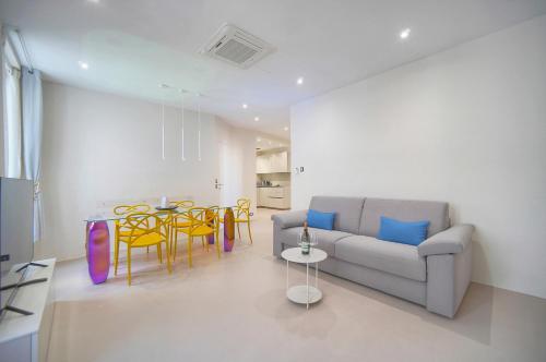 un salon avec un canapé, une table et des chaises dans l'établissement 3 pièces climatisé REFAIT A NEUF en 2025 carré d'or A2B194, à Cannes