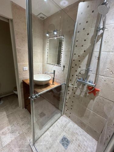 une salle de bain avec une douche avec un lavabo et un miroir dans l'établissement Magnifique T2 Athena, à Bandol