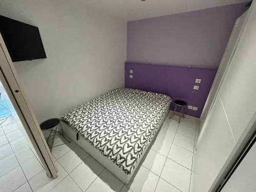 une petite chambre avec un lit dans une pièce dans l'établissement Magnifique T2 Athena, à Bandol