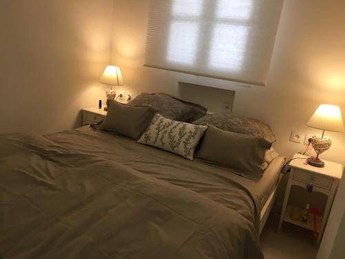 une chambre avec un lit avec deux tables de nuit et deux lampes dans l'établissement High Standing App , Sea front, à Gassin