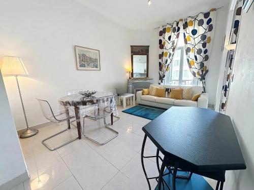 2 bedroom Forville. 8 mins from the Palais. 328