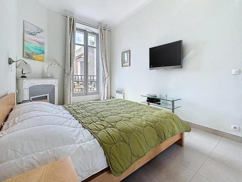 une chambre avec un lit et une télévision à écran plat dans l'établissement 2 bedroom Forville. 8 mins from the Palais. 328, à Cannes