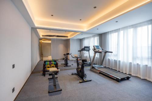 Mido Hotel - Nanning Anji Wanda Plaza Branchにあるフィットネスセンターまたはフィットネス設備