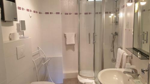 Galeriebild der Unterkunft LOGIS HOTEL Les Tilleuls in Saint-Cirgues-de-Jordanne