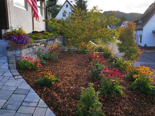 普莱滕贝格Ferienwohnung am Silberg的院子里种着五颜六色花的花园