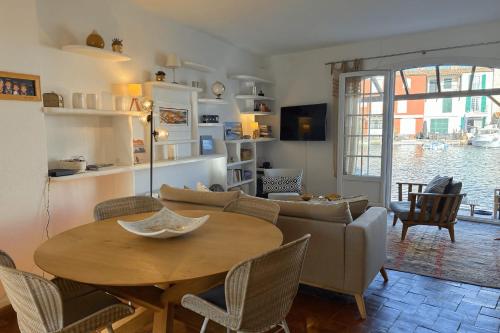 un salon avec une table et un canapé dans l'établissement House with mooring - CenterClose to beach, à Grimaud