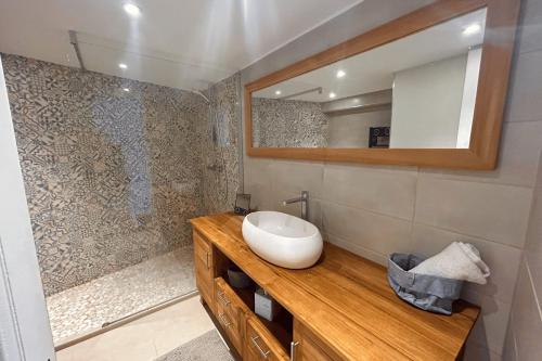 une salle de bain avec un lavabo et une douche dans l'établissement House with mooring - CenterClose to beach, à Grimaud