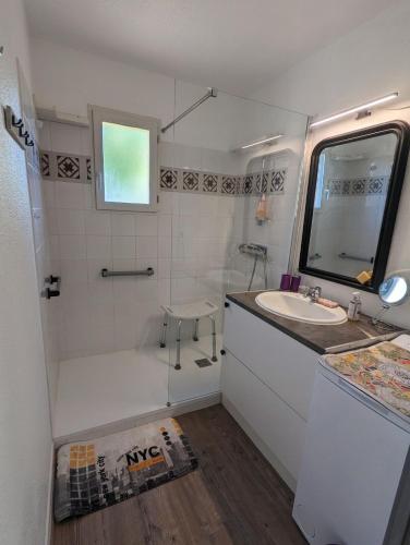 une salle de bain avec une baignoire, un lavabo et une douche dans l'établissement Escapade à Nailloux, à Nailloux