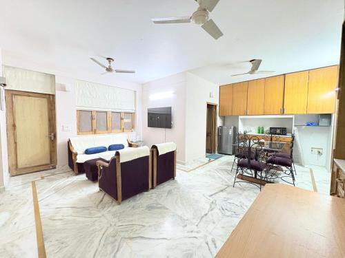 リシケーシュにあるLuxury 2 Bedroom's Appartmentのソファとキッチンのあるリビングルーム
