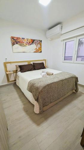 a bedroom with a large bed in a room at Vos vacances de rêve à Vinaros in Vinarós