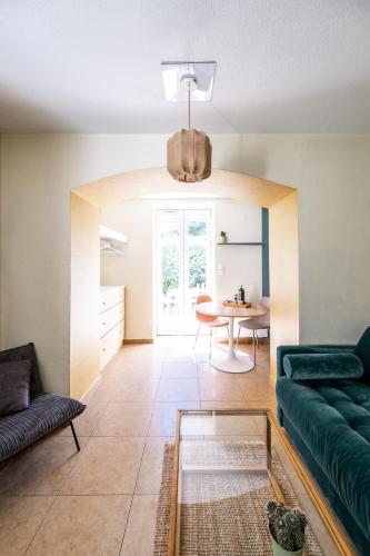 Ruang duduk di Résidence Château d'Acotz - Appartements avec piscine à 300m des Plages & Océan