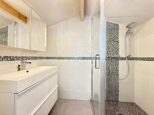 une salle de bain avec un lavabo et une douche dans l'établissement Villa provençale avec piscine et sauna, à Mougins