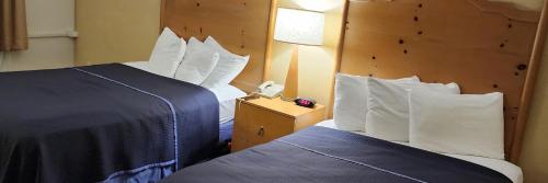 Ένα ή περισσότερα κρεβάτια σε δωμάτιο στο Katahdin Inn & Suites