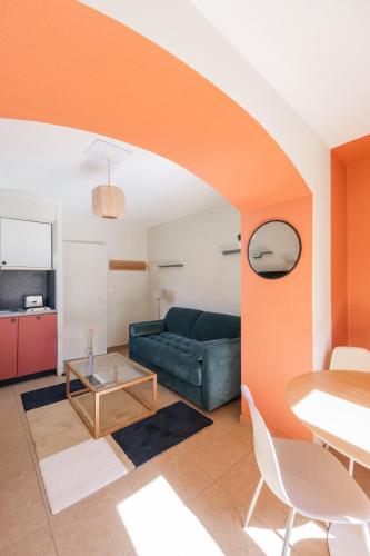 Ruang duduk di Résidence Château d'Acotz - Appartements avec piscine à 300m des Plages & Océan