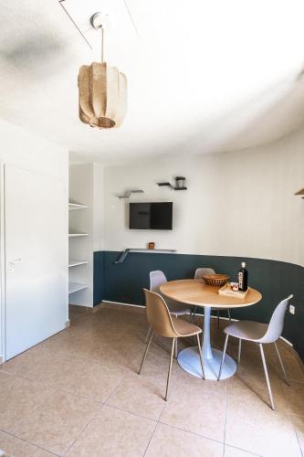 Televisyen dan/atau pusat hiburan di Résidence Château d'Acotz - Appartements avec piscine à 300m des Plages & Océan