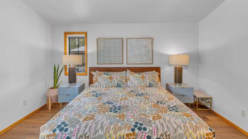 Ένα ή περισσότερα κρεβάτια σε δωμάτιο στο Hart Mountain 12