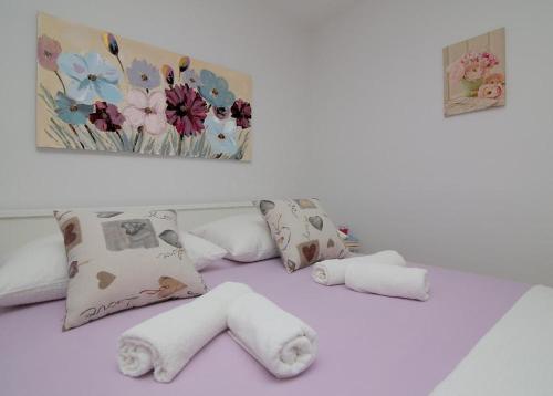 杜布罗夫尼克Apartman Luka的配有毛巾和枕头的床的房间