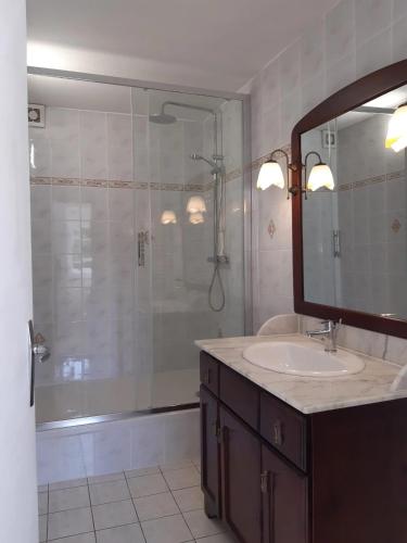 une salle de bain avec douche et lavabo dans l'établissement Maison charmante près de Chanteloup avec terrasse., à Chanteloup