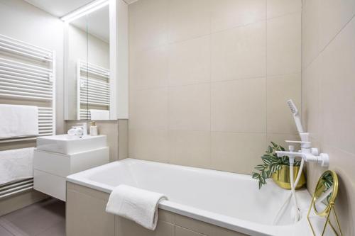 Bilik mandi di ALURE RESIDENCES 13 & 24h self check-in, fireplace,private parking in front of the apartment building included, new building, green area with meadows and forests