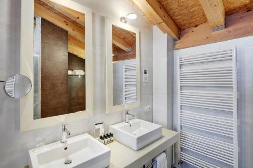 a bathroom with two sinks and a mirror at Sercotel Calle Mayor in Logroño