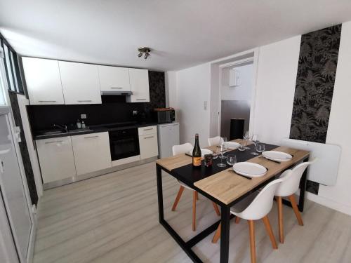 une cuisine et une salle à manger avec une table et des chaises dans l'établissement Ashley, à Concarneau